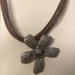 EUC Silpada 925 Sterling Silver Daisy Flower Necklace brown leather cord 16 in